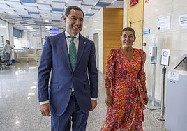 Los presidentes de Andalucía y Cantabria, Juanma Moreno y María José Sáenz de Buruaga, firman el convenio de colaboración entre ambas comunidades autónomas.