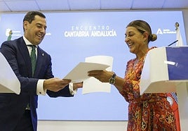 Los presidentes de Andalucía y Cantabria, Juanma Moreno y María José Sáenz de Buruaga, firman el convenio de colaboración entre ambas comunidades autónomas.