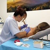 Una enfermera y una paciente durante la sesión de micropigmetación areolar