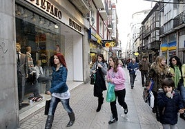 Clientes y paseantes en la calle Consolación de Torrelavega.