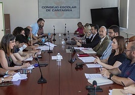 Los sindicatos y el equipo de la Consejería de Educación durante una de las reuniones para negociar.