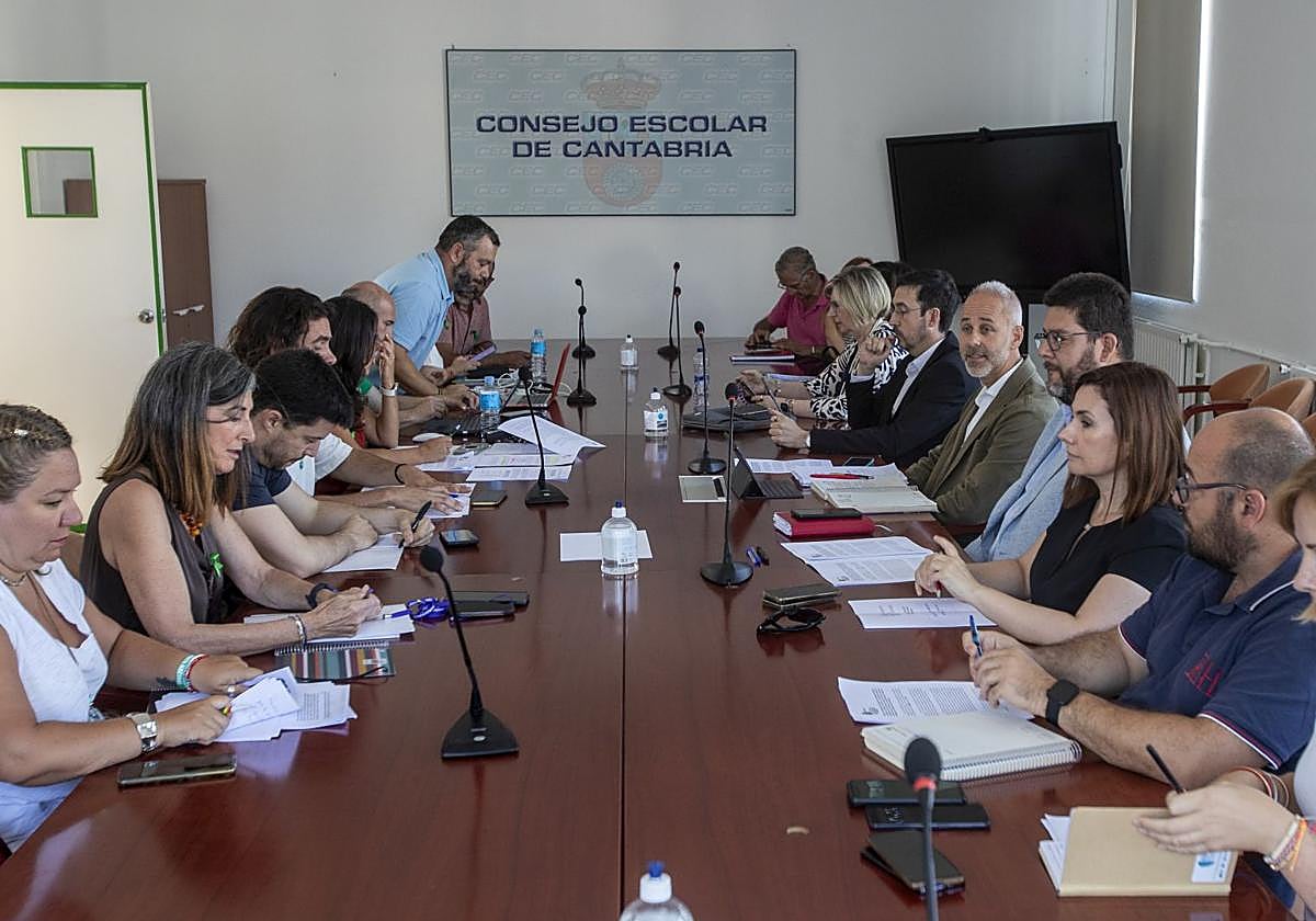Los sindicatos y el equipo de la Consejería de Educación durante una de las reuniones para negociar.