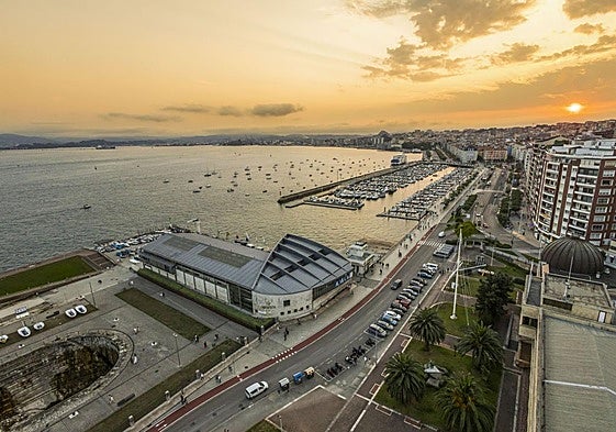 Atardecer en el frente marítimo de Santander.