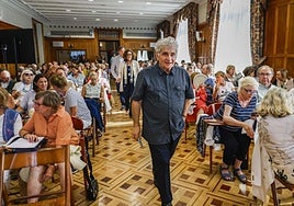 Bernardo Atxaga en el Aula Riancho, que colgó el cartel de completó para la última sesión de los Martes Literarios.