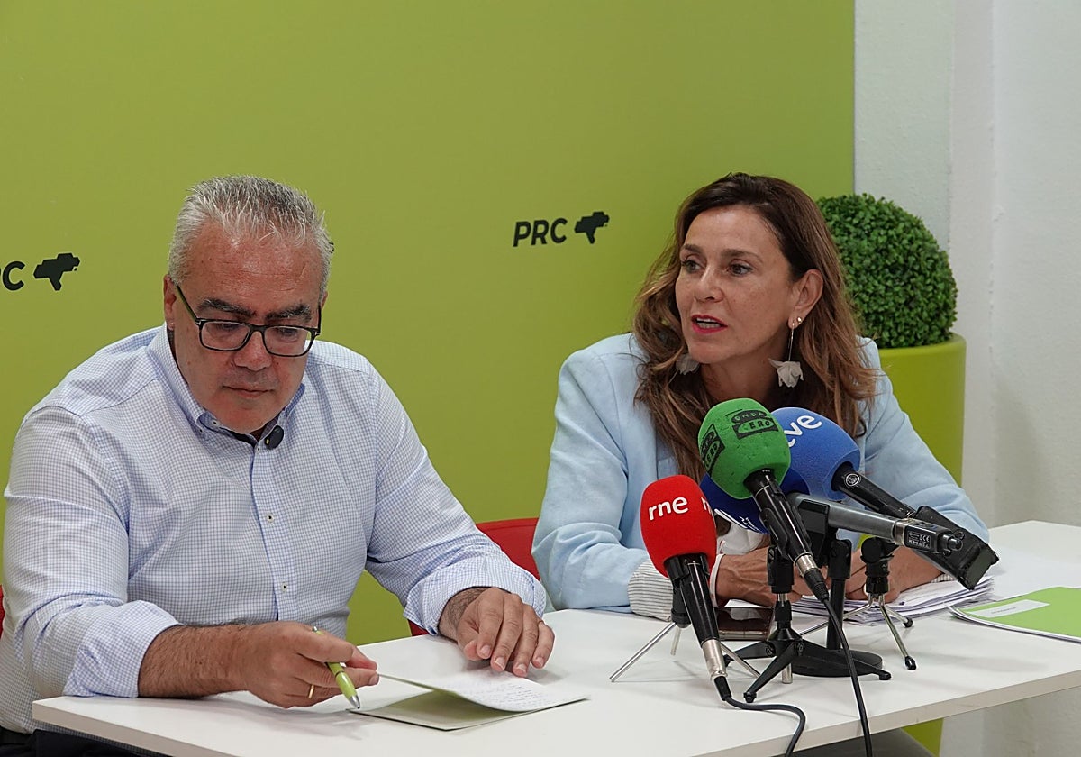 Pedro Hernando y Paula Fernández, durante la rueda de prensa celebrada en la sede del PRC.
