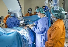 Operación en un quirófano de Valdecilla.