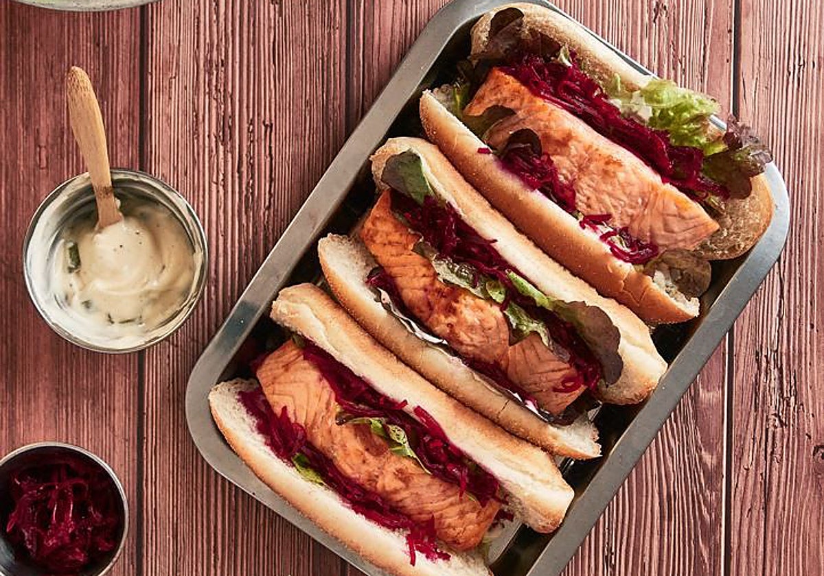 Salmón con pepinillos presentados en un formato de hamburguesa.