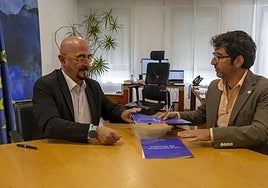 El consejero, Cesar Pascual, y el decano, Jorge Fernández, en la firma del pacto.