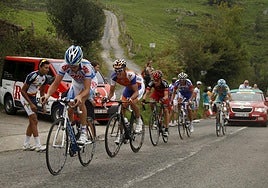 Varios ciclistas, en el paso por el Alto de Alisas en la edición de la Vuelta a España del año 2011.