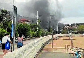 El humo negro se expande por la zona de Brazomar en Castro.