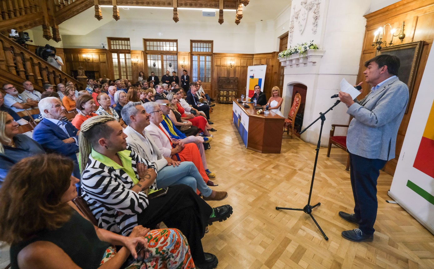 Carlos Andradas presenta a la actriz.