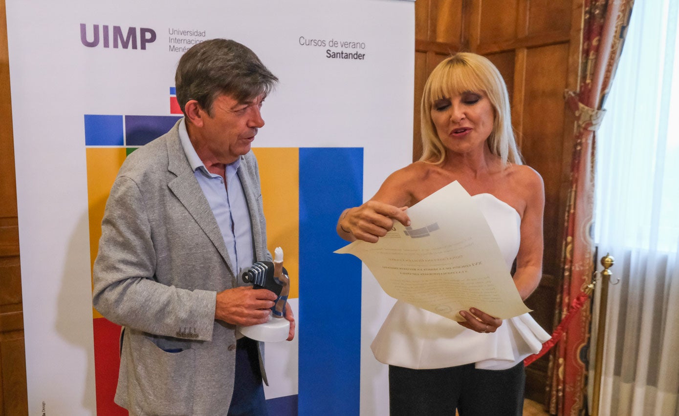 Cayetana Guillén Cuervo leyendo el texto del diploma acreditativo de su Medalla a la Cinematografía.