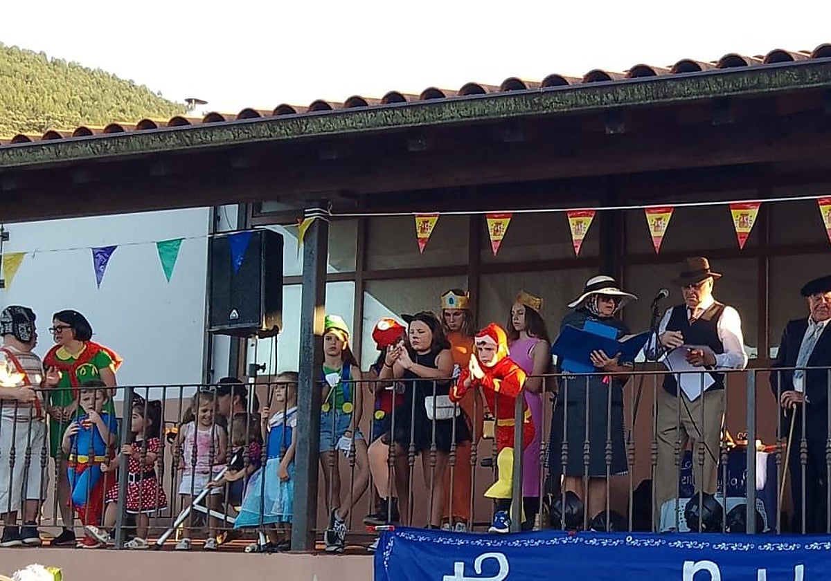 Momento de la fiesta en el que se soltaba a la gata sin animal ni peluche este año.