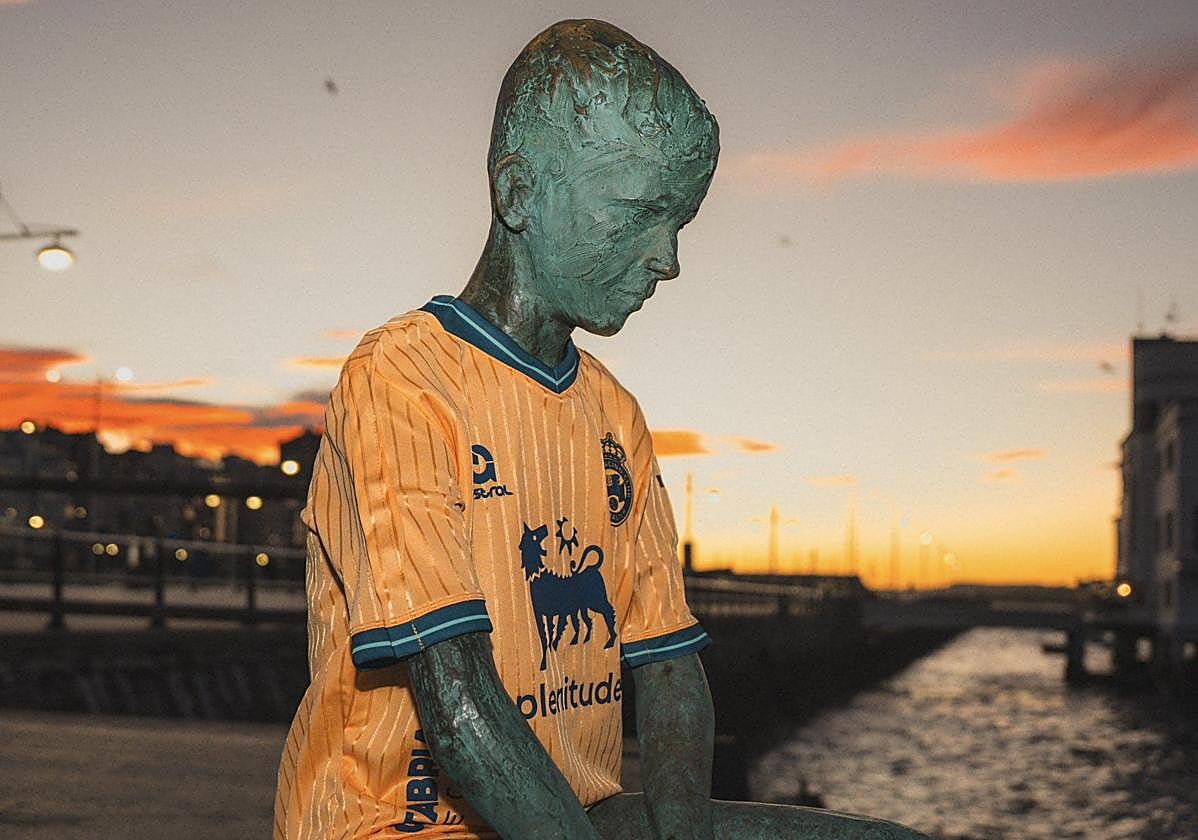 La tercera camiseta del Racing, naranja