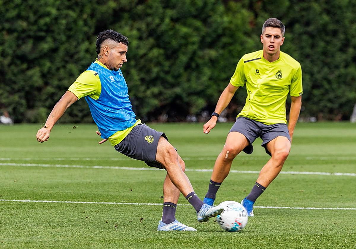 Gustavo Puerta en una jugado juno a Íñigo Sáinz Maza