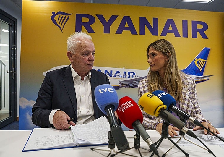 El CEO de la aerolínea irlandesa, Eddie Wilson y la responsable de comunicación de la 'low cost' en España, Alejandra Ruiz, durante la rueda de prensa.