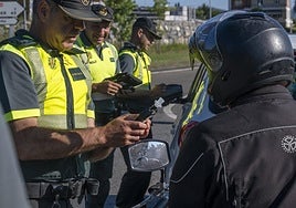 Un motorista es sometido a una prueba de alcoholemia durante un control de la Guardia Civil.