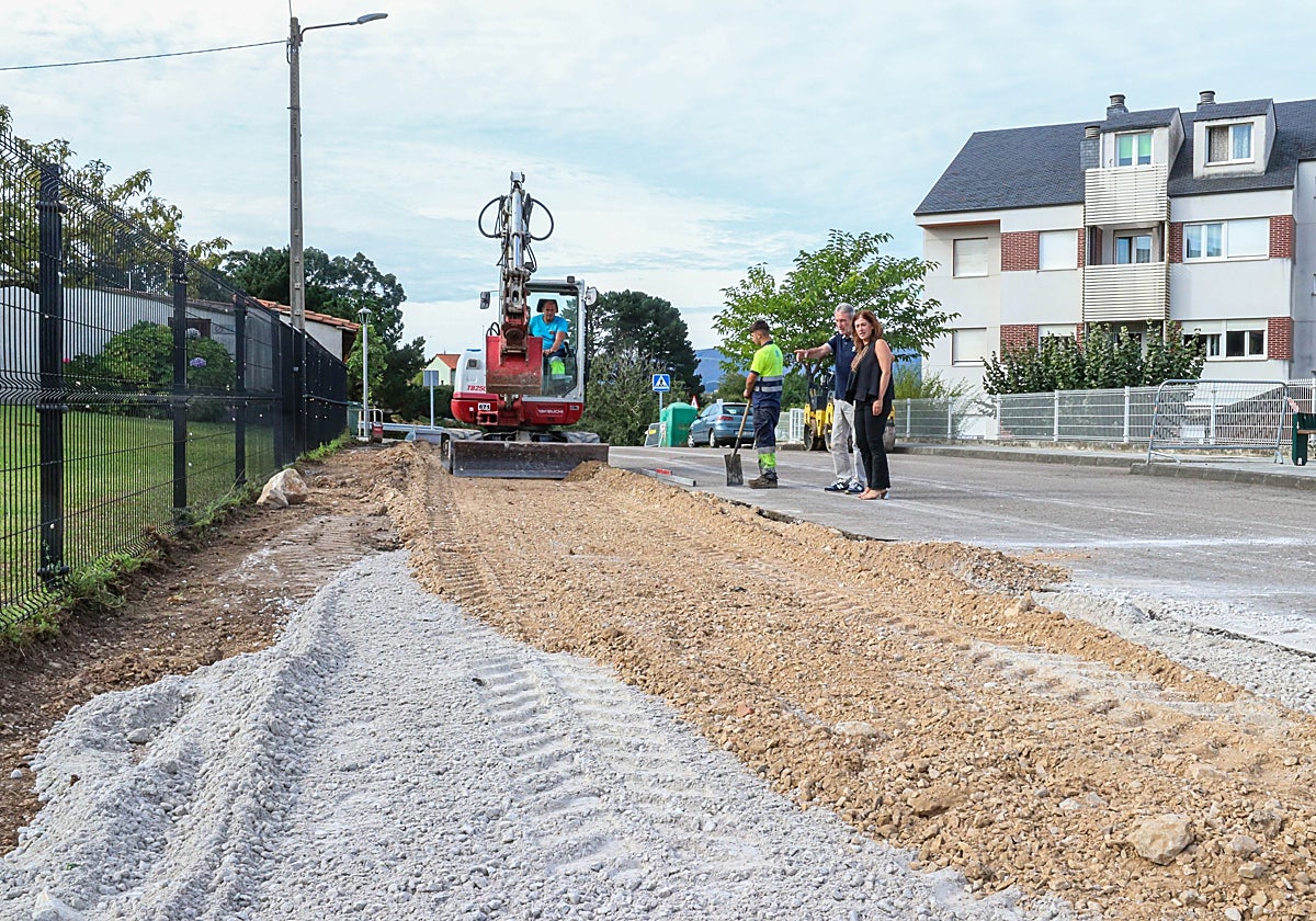 Operarios trabajan en la creación de aparcamientos en Requejada.
