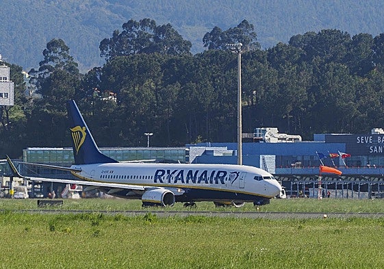 Un avión de la aerolínea Ryanair, en la pista del Seve Ballesteros.