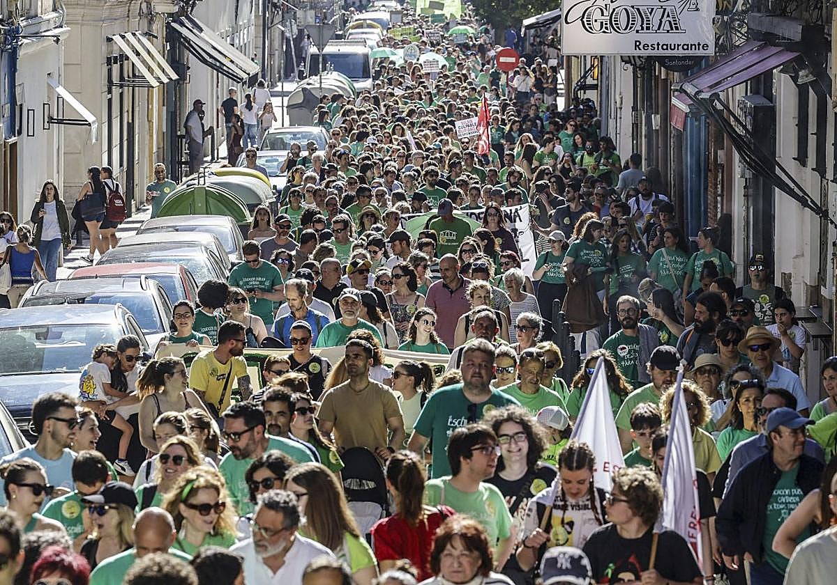 Los docentes se manifestaron en las calles de Santander el pasado 29 de mayo por la subida salarial.