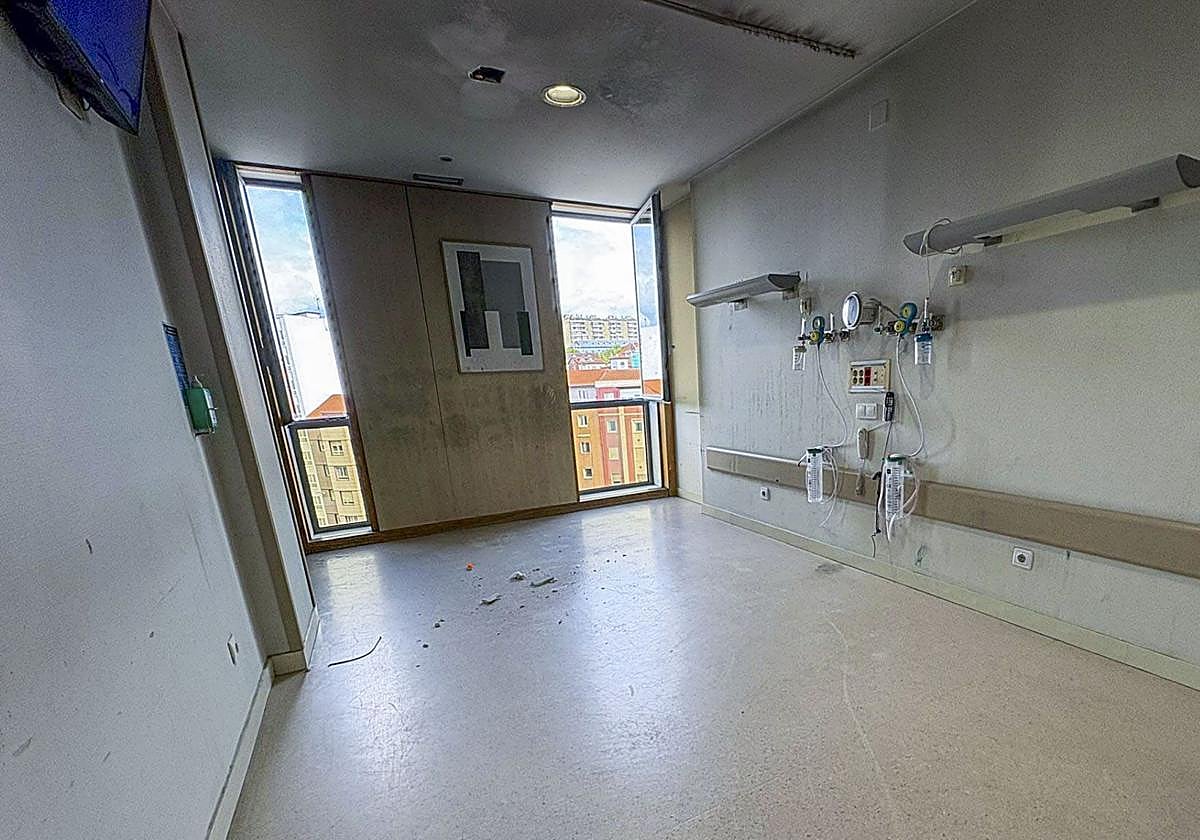 La habitación en la que ha tenido lugar el incendio en la que han sido retiradas las camas.