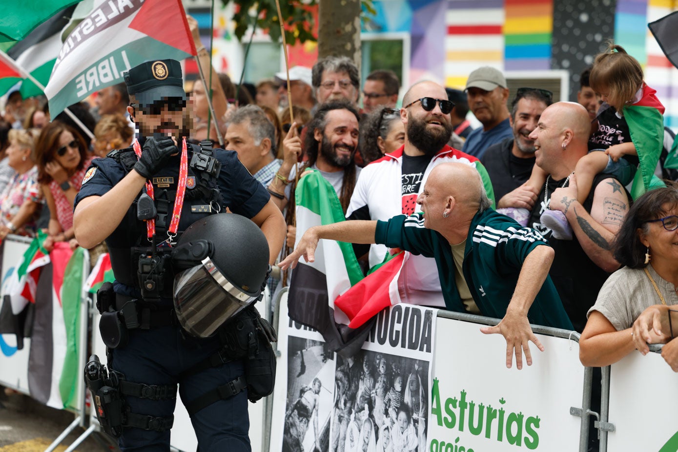 La Policía Nacional, en Laredo, custodia la salida de carrera ante las protestas propalestinas.