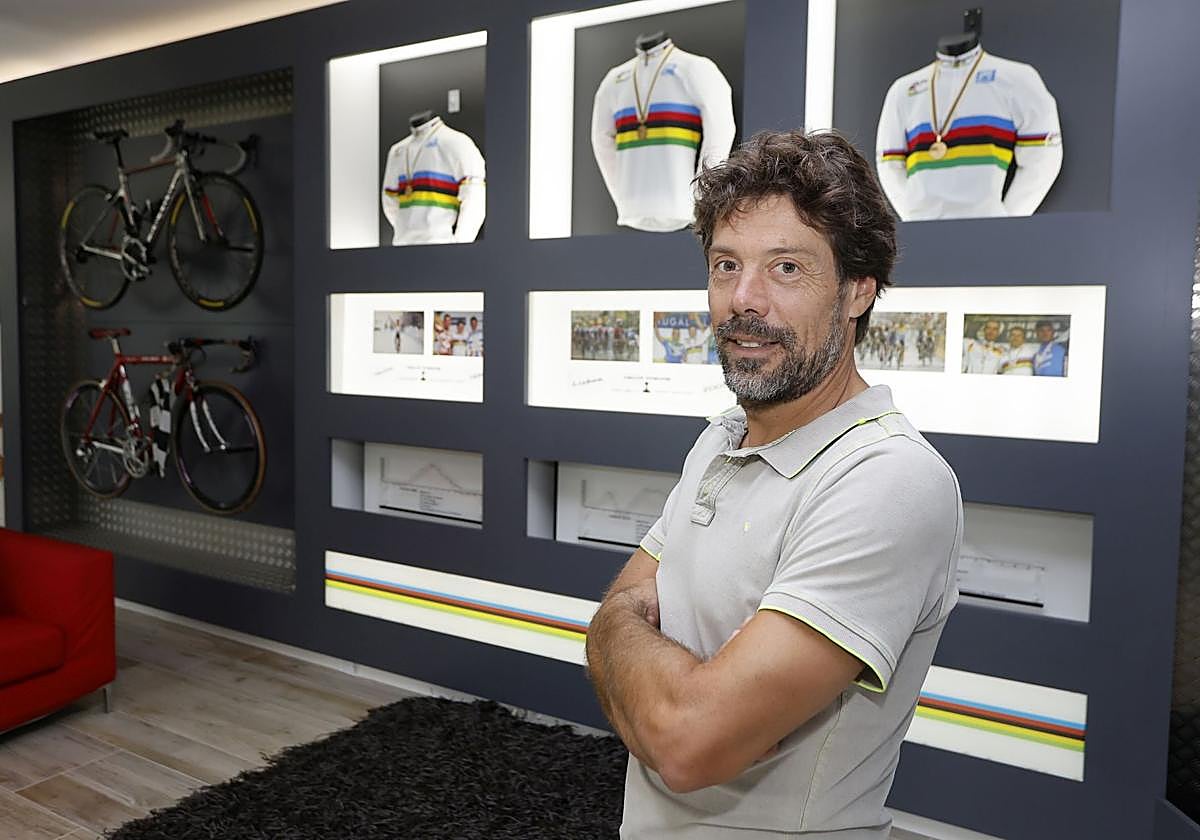 Óscar Freire en una foto de archivo en su casa junto.