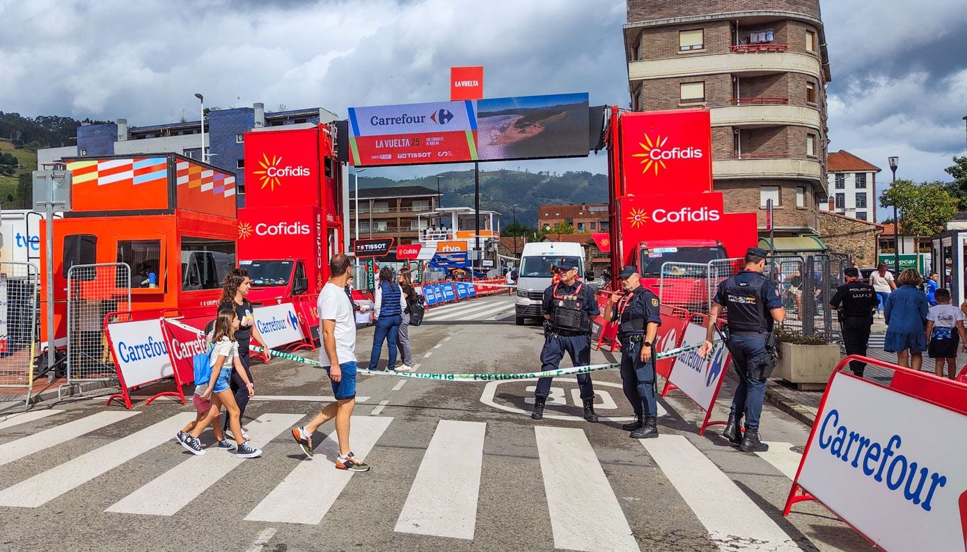 En Los Corrales de Buelna también hay presencia policial ante las posibles protestas propalestinas.