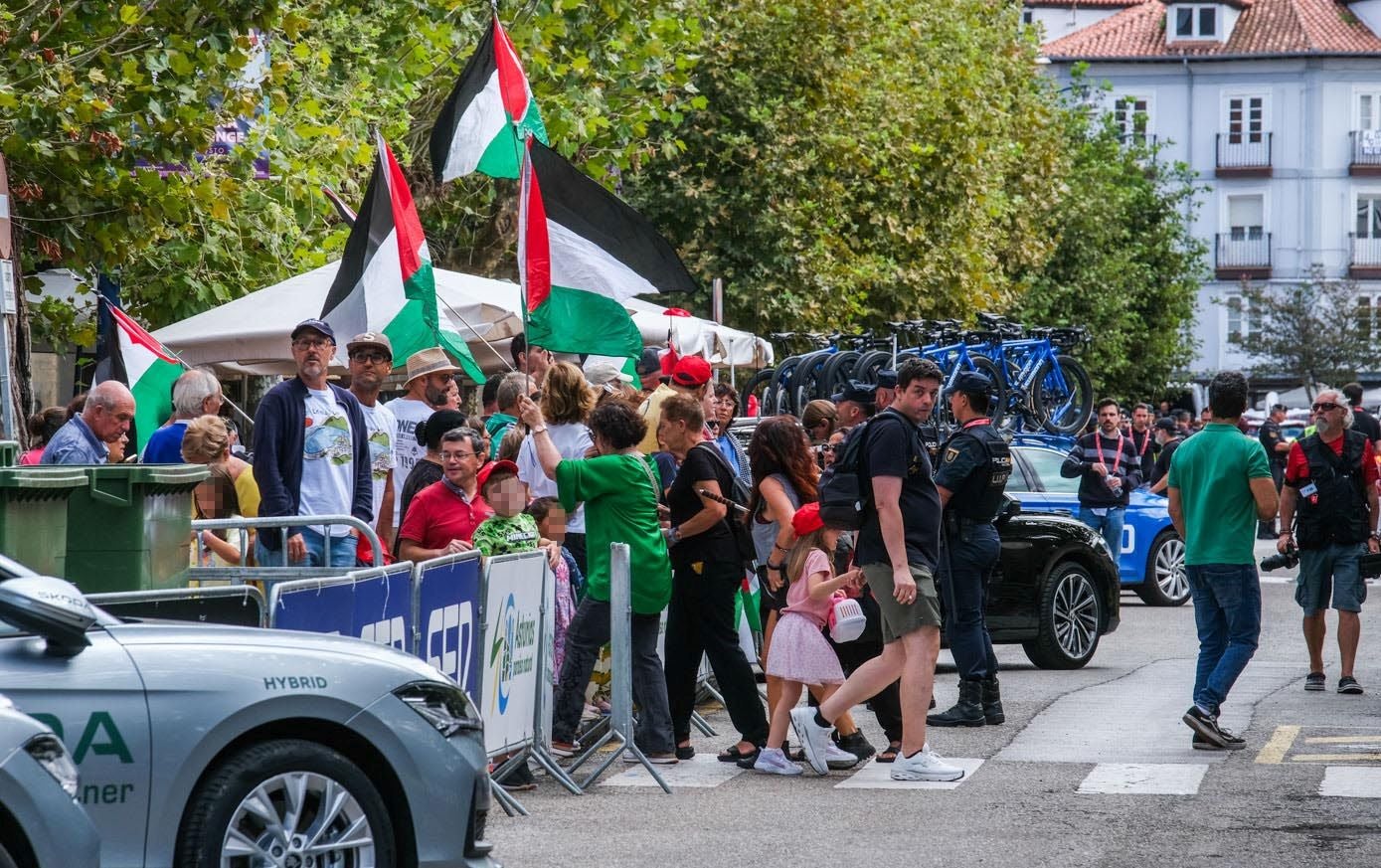Tranquilidad, de momento, en la salida de la etapa en Laredo.