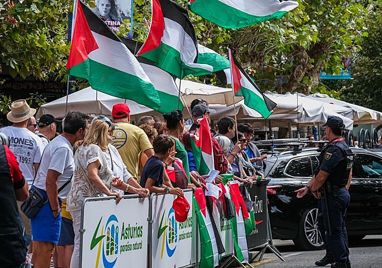 Manifestantes en la protesta pacífica en Laredo antes de la llegada de la Vuelta a Cantabria.