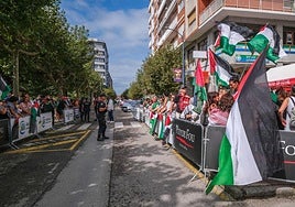 Manifestantes con las banderas palestinas en la salida de la etapa en Laredo