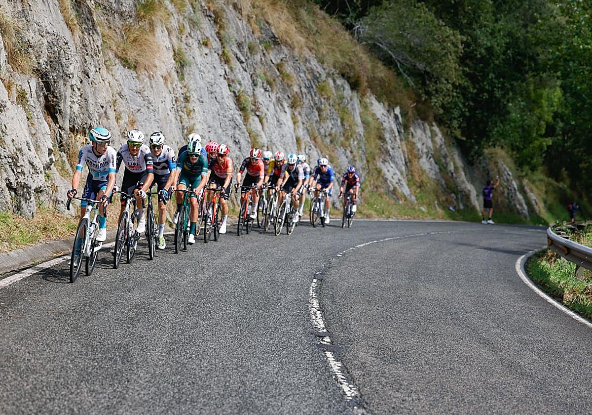 La pelea entre los escapados y el pelotón