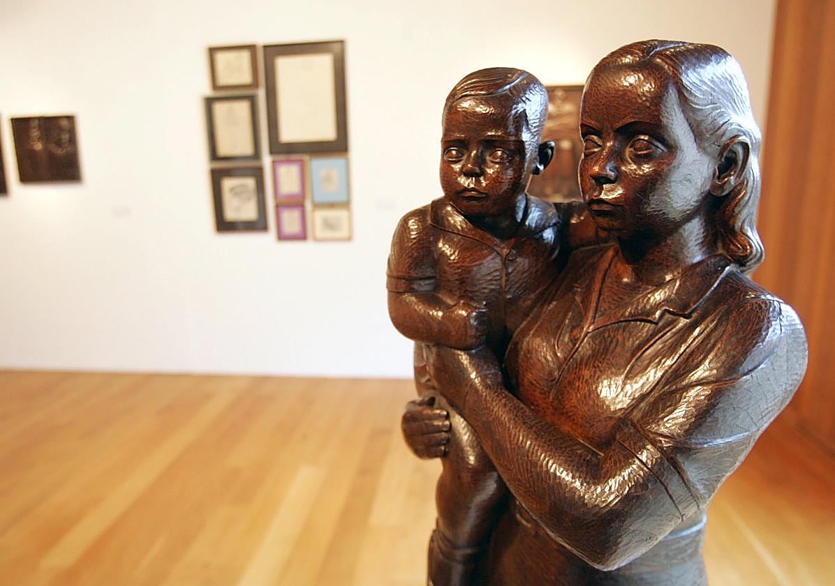 Detalle de la exposición que dedicó a Mauro Muriedas la Fundación Caja Cantabria, en Santillana del Mar.