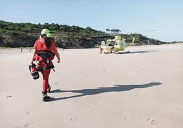 El helicóptero del 112 se ha desplazado hasta la zona para atender al afectado.