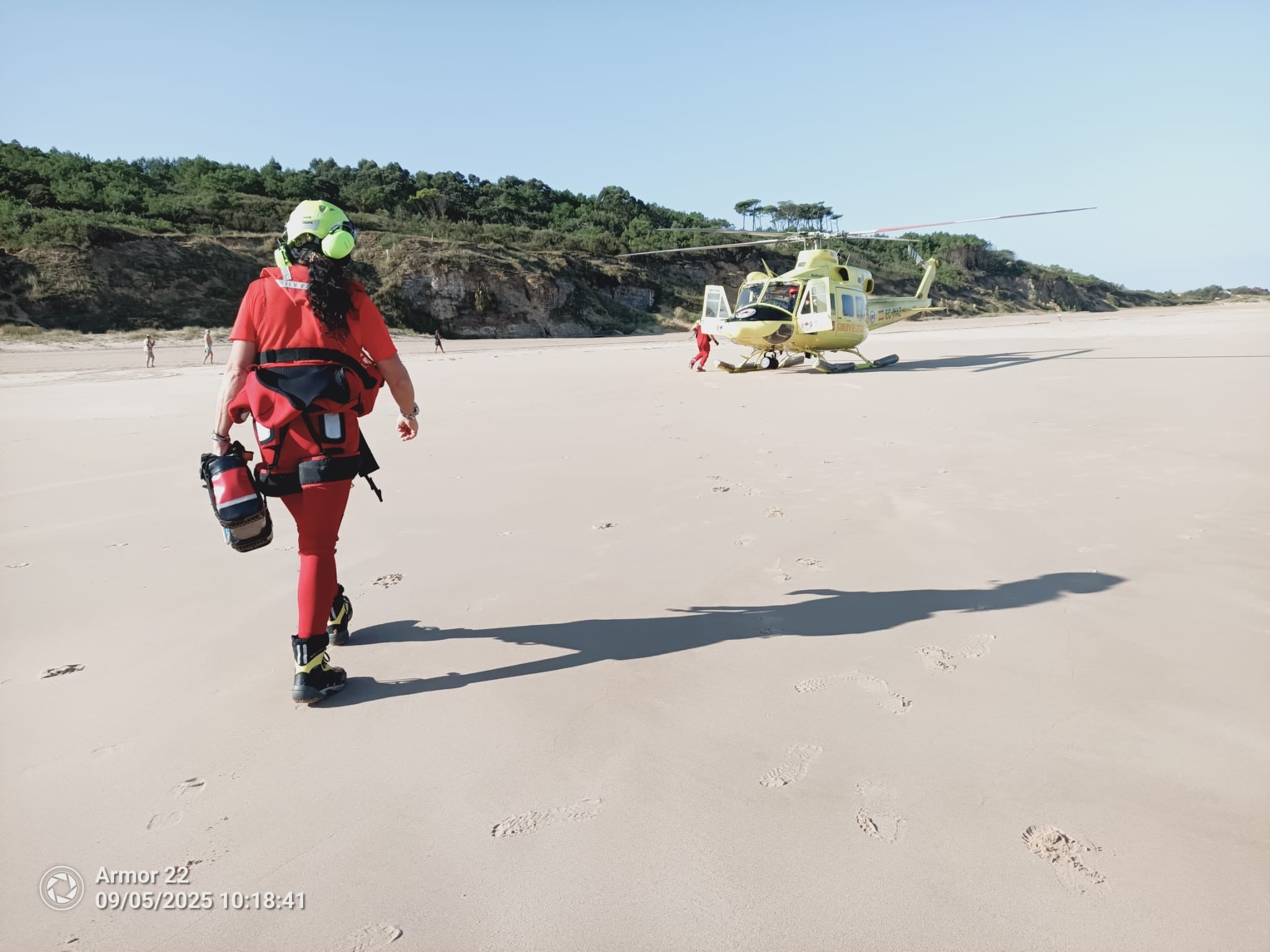 El helicóptero del 112 se ha desplazado hasta la zona para atender al afectado.