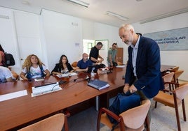 El consejero de Educación, Sergio Silva, a su llegada a la reunión con los sindicatos.