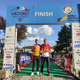 Ilarza (izquierda) y Borrajo, con sus medallas en la prueba de carrera de montaña.