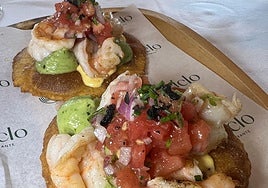 Tortos de maiz con langostinos y pico de gallo elaborados por la cocinera Rafael Pierobon en el restaurante Ciclo en Ruente.