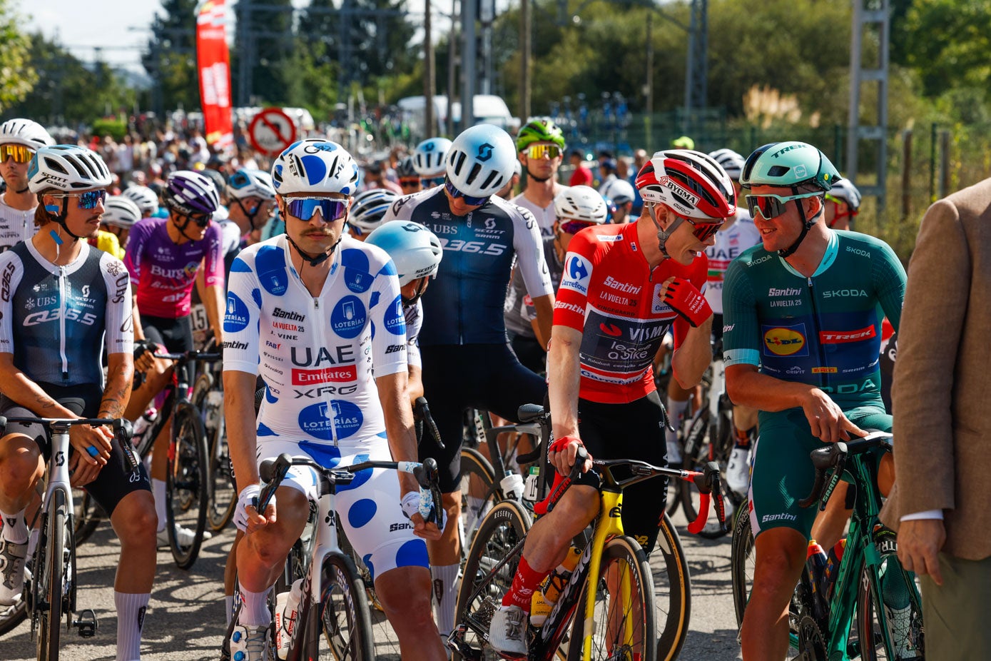 Vingegaard habla con Pedersen, junto a Jay Vine.