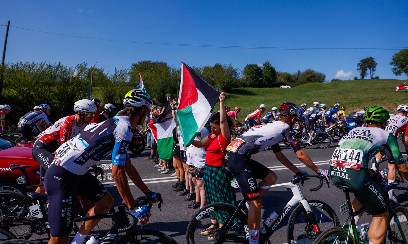 Varias personas lograron ponerse en medio de la carretera durante la salida neutralizada.