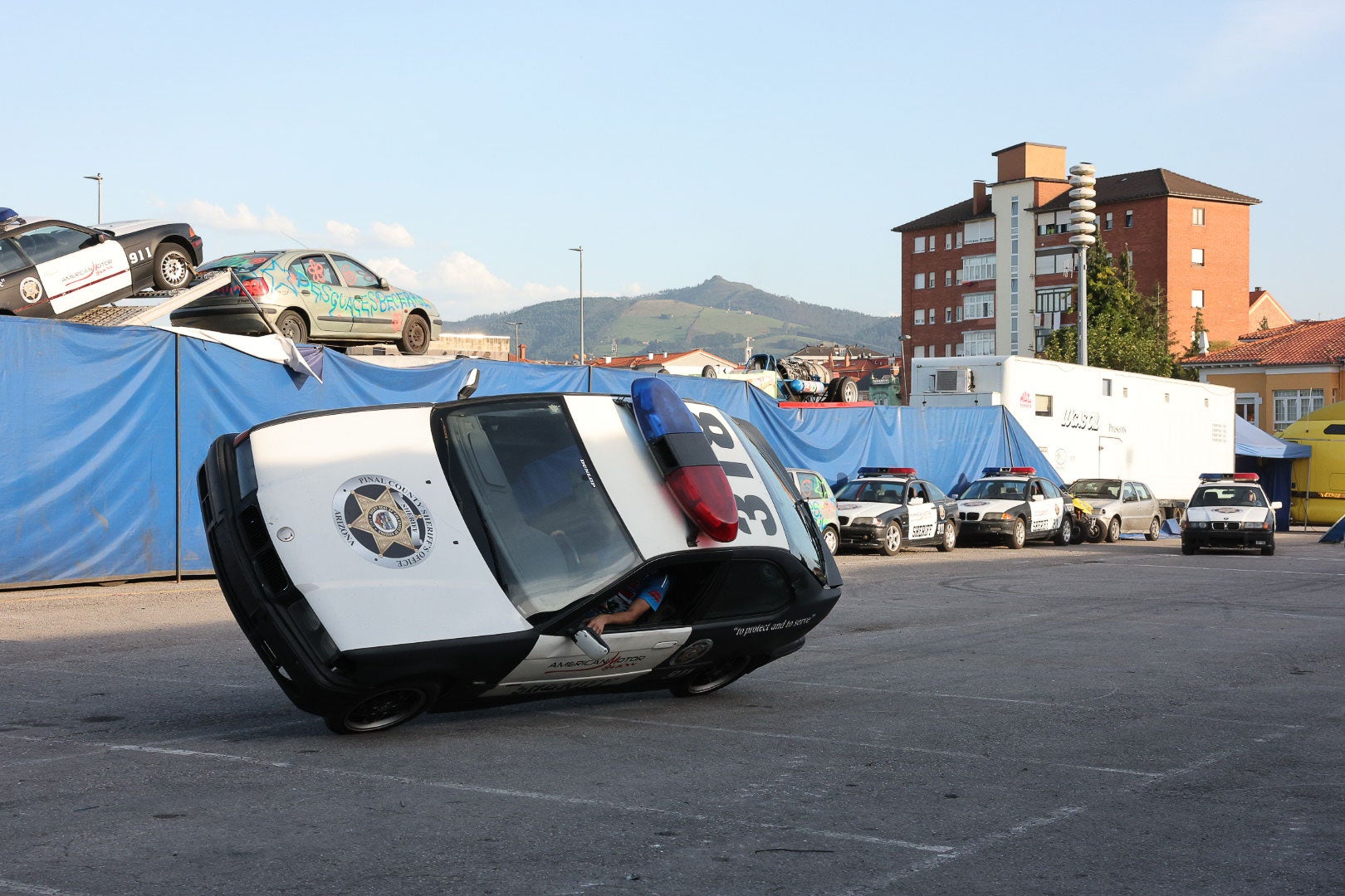 No faltaron las maniobras a dos ruedas, en este caso a cargo de un coche patrulla. 