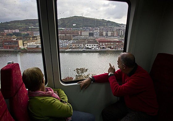 Dos pasajeros, en el tren Santander-Bilbao, en la llegada a la capital vizcaína.
