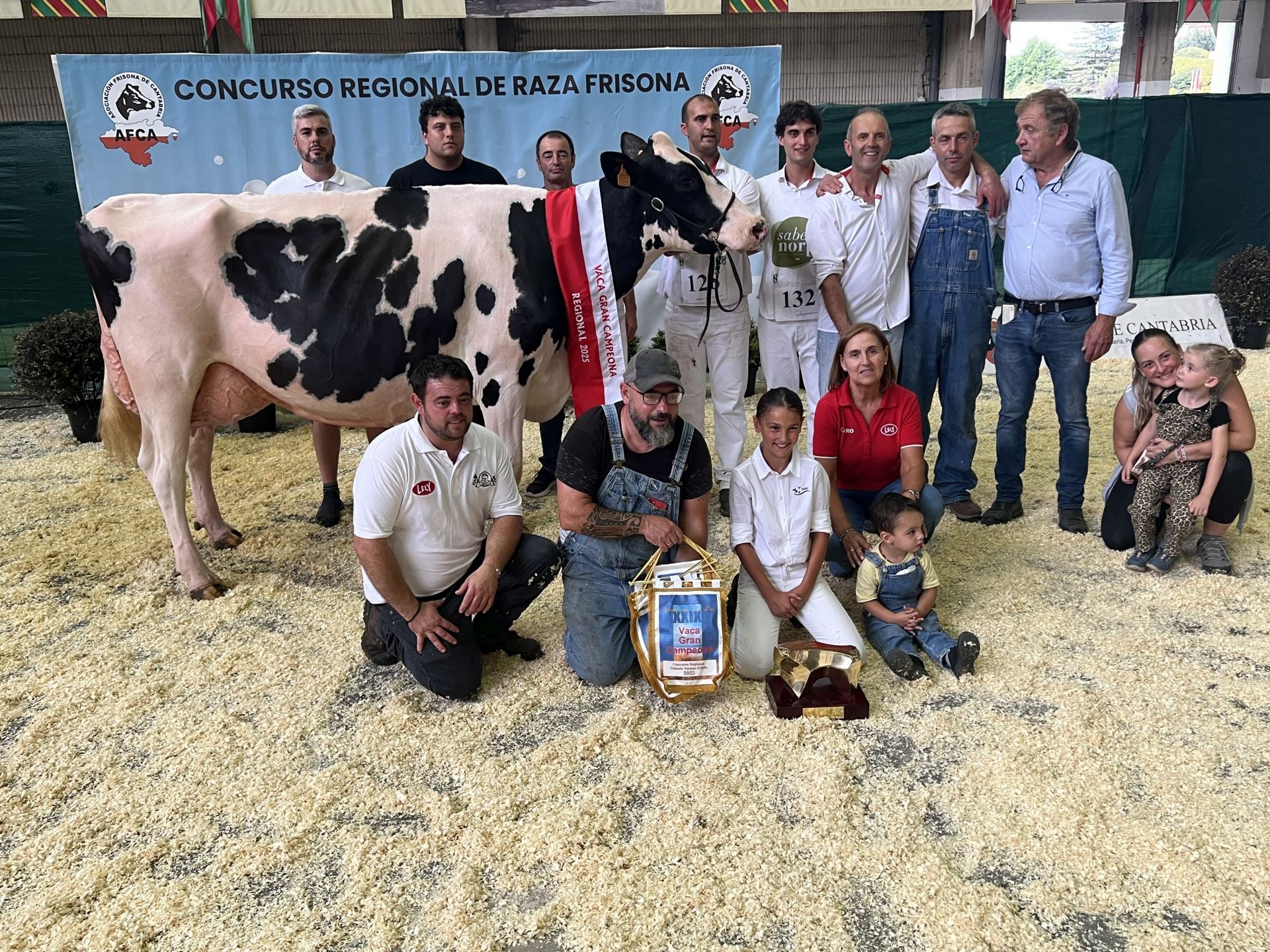 Foto de la familia Entrecanales con amigos y colaboradores, con los Gran Campeona.