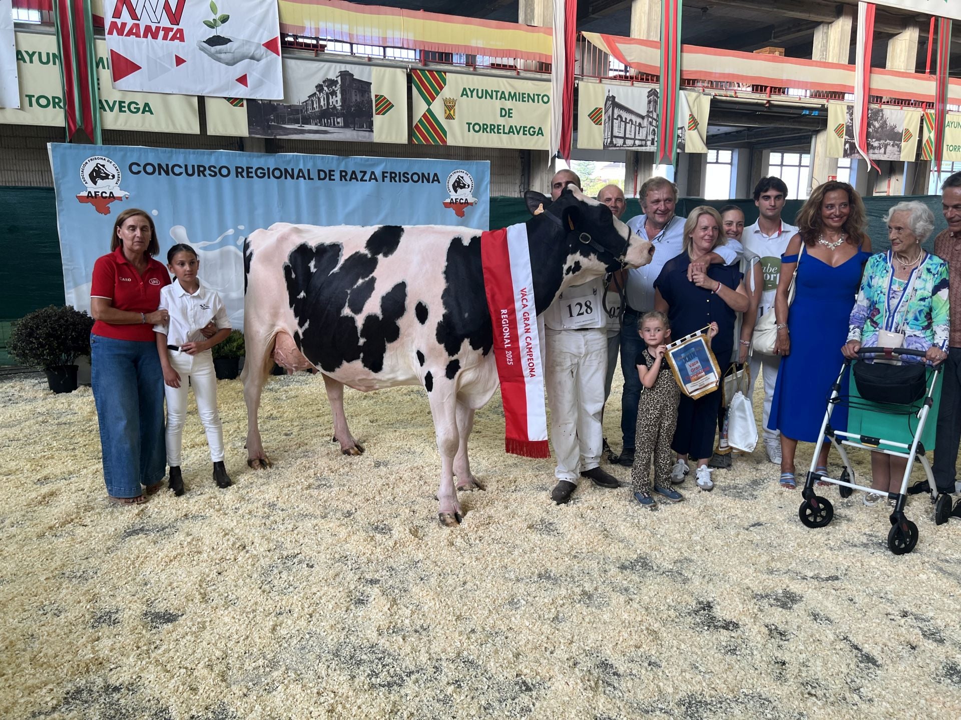 Foto de la familia Entrecanales con representantes institucionales y la familia de José Ruiz Ruiz, cuya memoria da nombre a este certamen regional. 