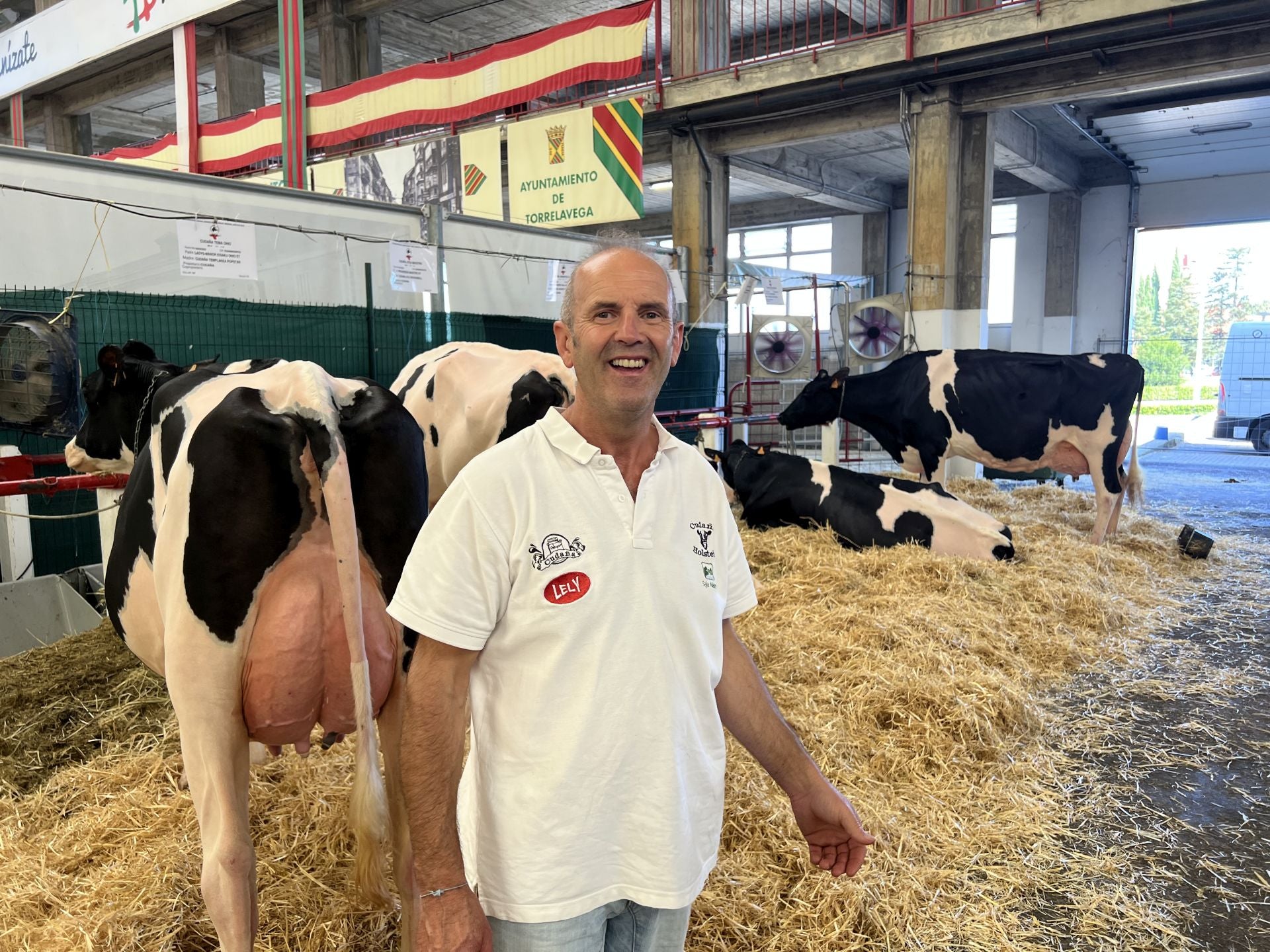 Ivón Entrecanales, de Cudaña, a comienzo de la mañana, con las vacas que había llevado el jueves al Mercado Nacional de Ganados para que se aclimatasen al sitio. Pese a la cara de optimismo, no podía prever un resultado tan contundente