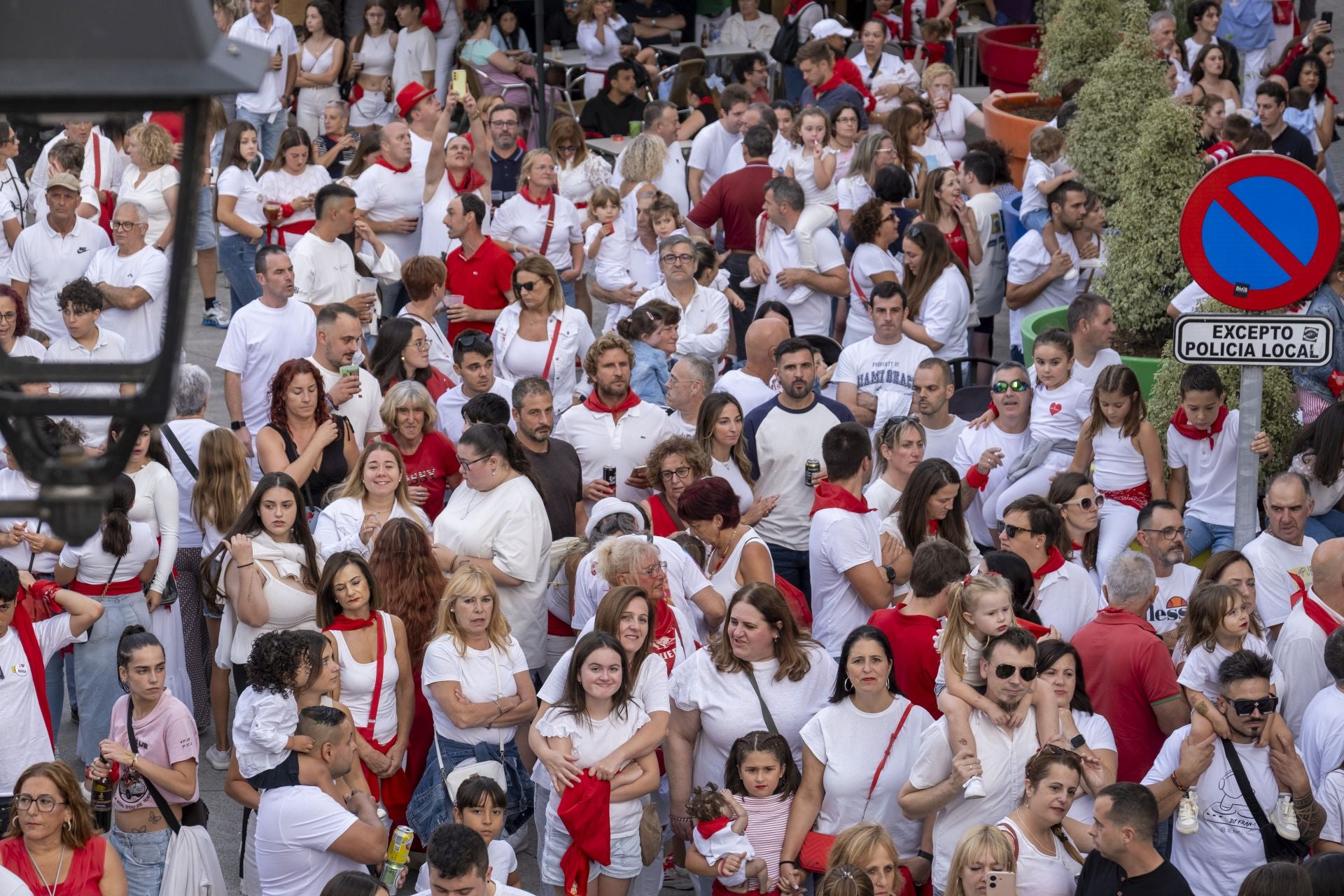 Las horas previas al inicio oficial de los festejos discurrieron con saludos, reencuentros, llegadas con maletas y ubicación para los que venían de fuera.