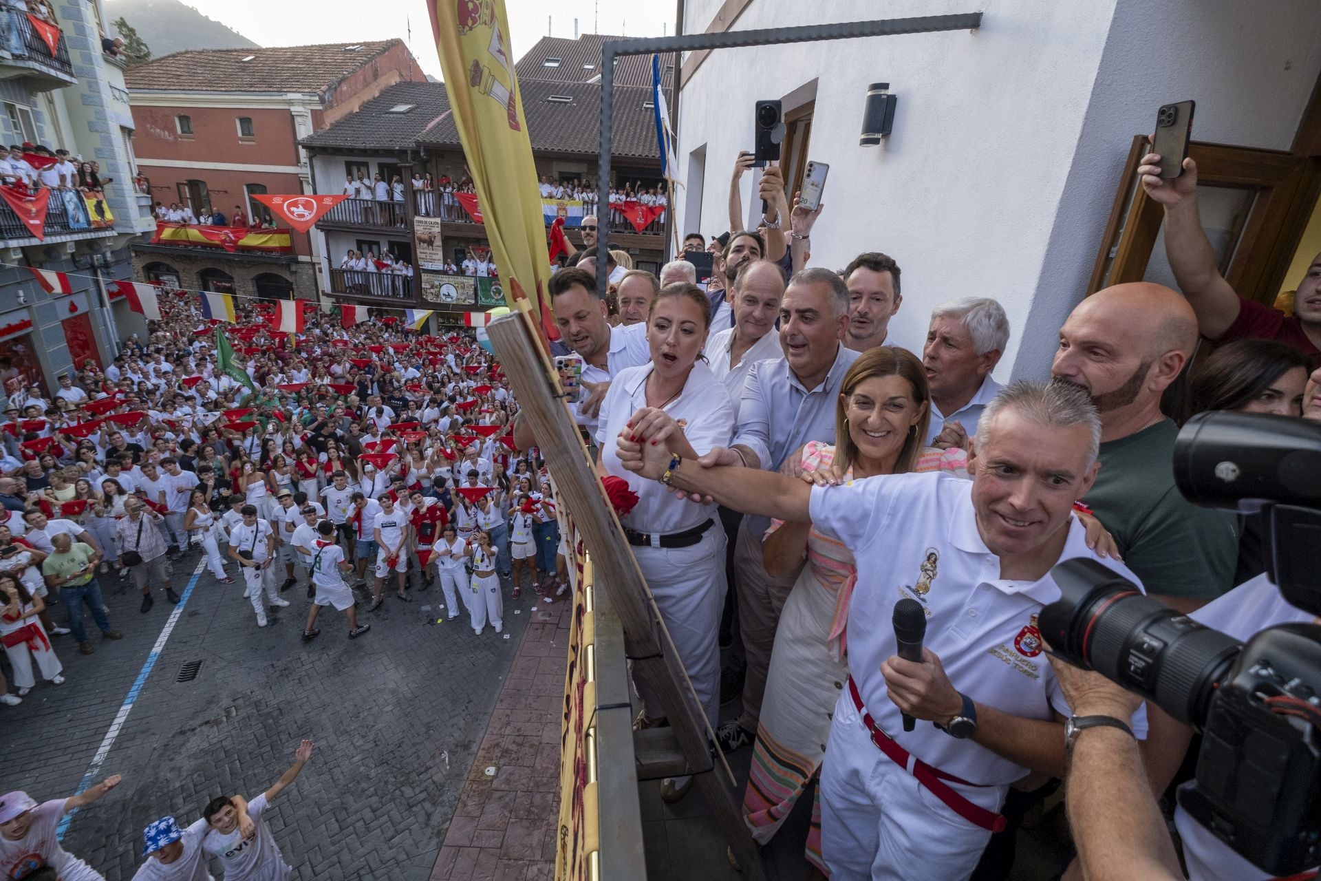El piragüista, una leyenda de la zona, El Rey del Asón, prendió la mecha del as celebraciones.