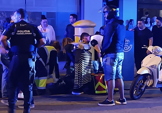Personal sanitario atiende a la víctima en el lugar de los hechos, custodiados por agentes de la Policía Local, este viernes, en Torrelavega.