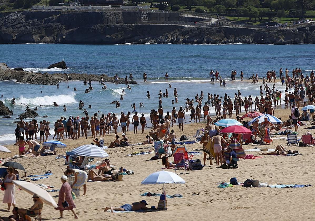 Las playas de Santander, a tope