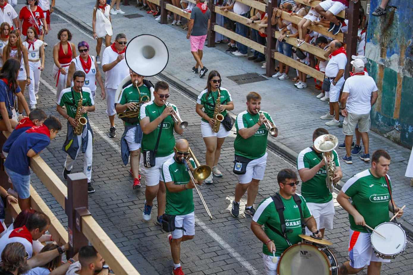 Antes del encierro las peñas desfilan con sus charangas.